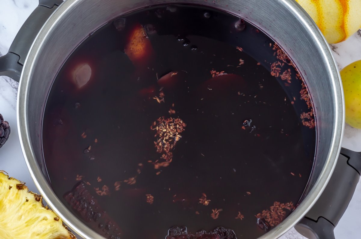 Incorporar el anís a la chicha morada