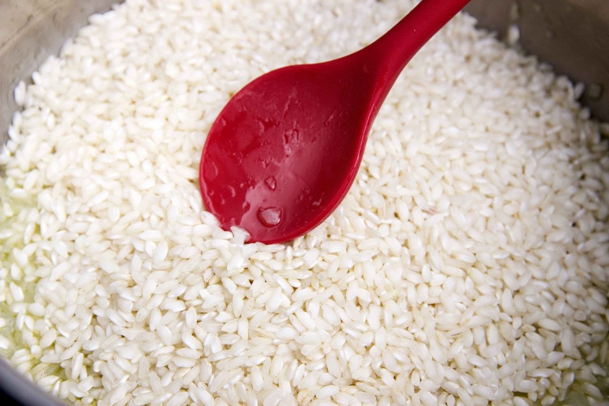 Incorporar el arroz para el risotto alla milanese