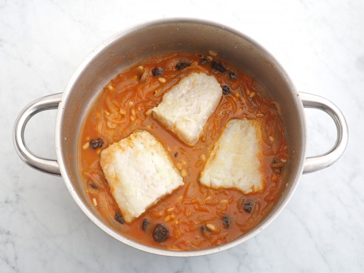 Incorporar el bacalao a la cazuela