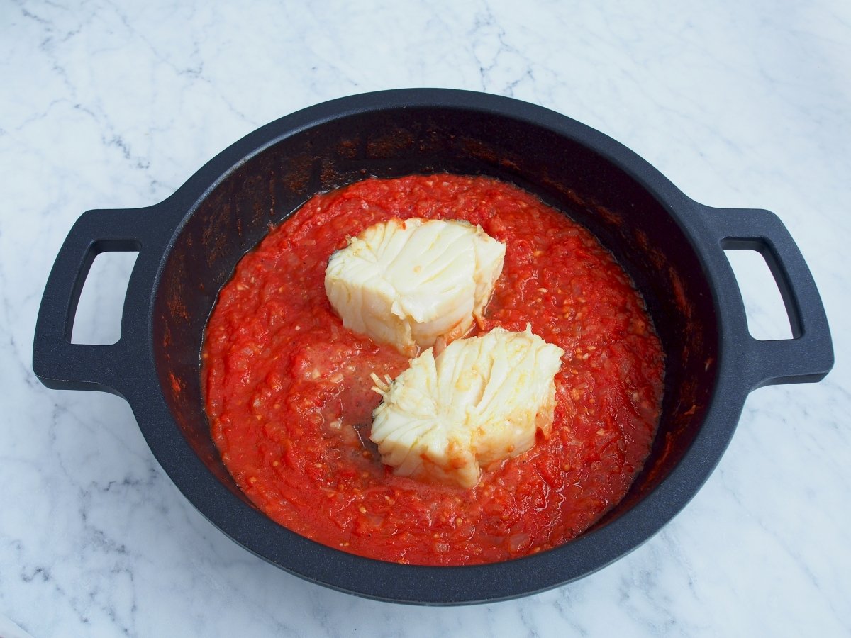 Incorporar el bacalao a la salsa de tomate