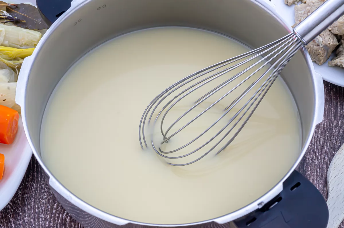 Blanquette de ternera (guiso de ternera estofada) 8 Incorporar el caldo a la salsa de la blanquette