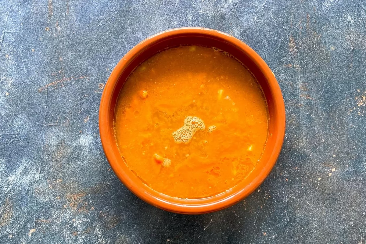 Incorporar el caldo de camarón al sofrito