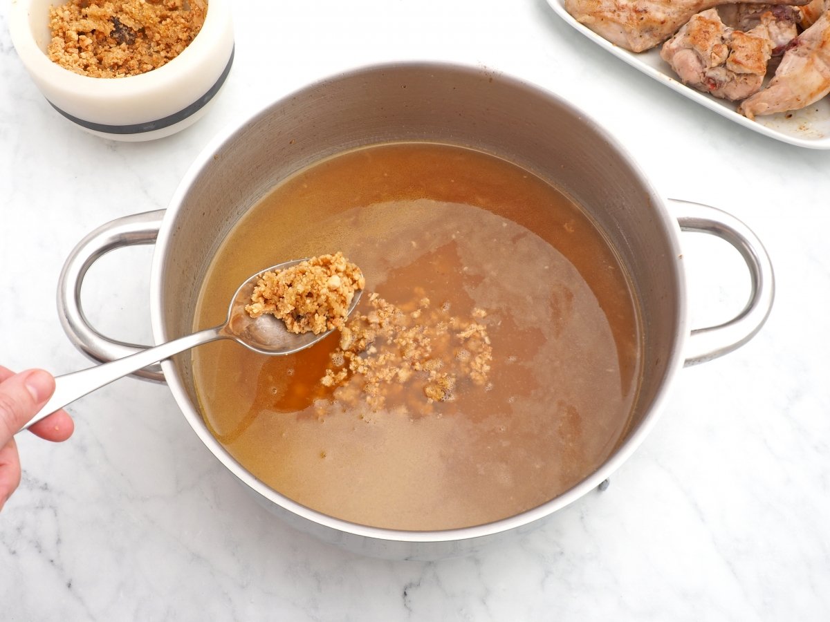 Incorporar el caldo y el majado al sofrito