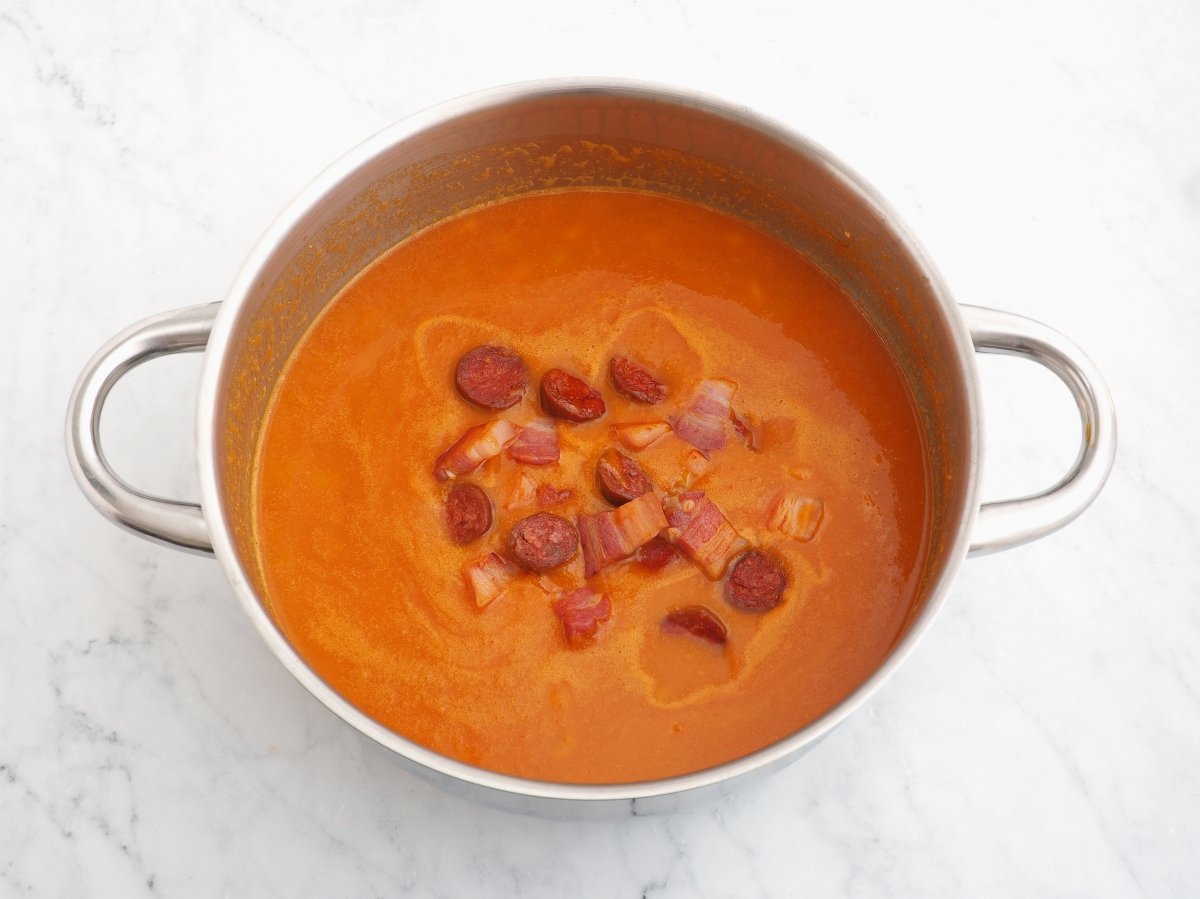 Incorporar el chorizo y la panceta