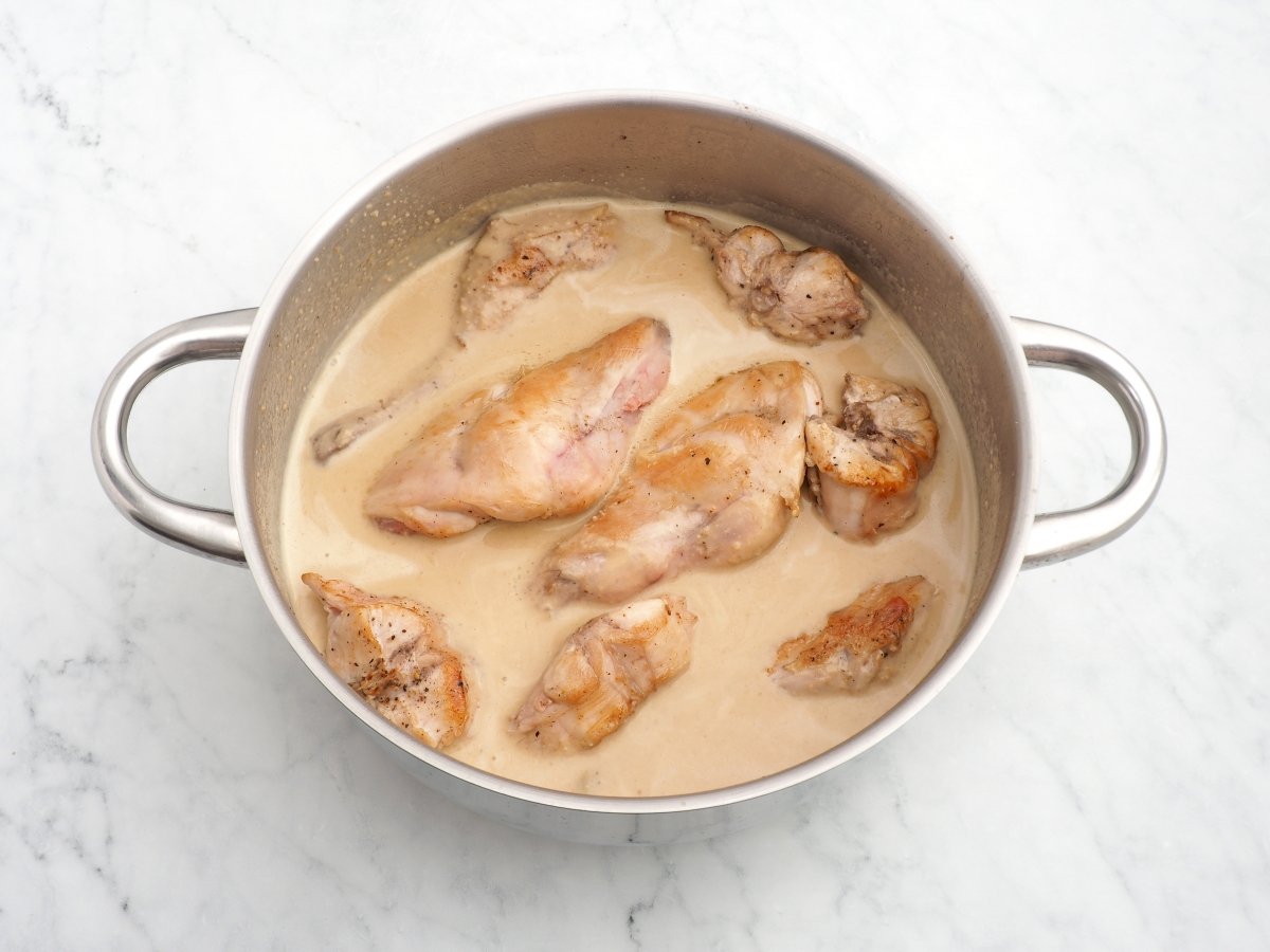 Incorporar el conejo a la salsa de almendras