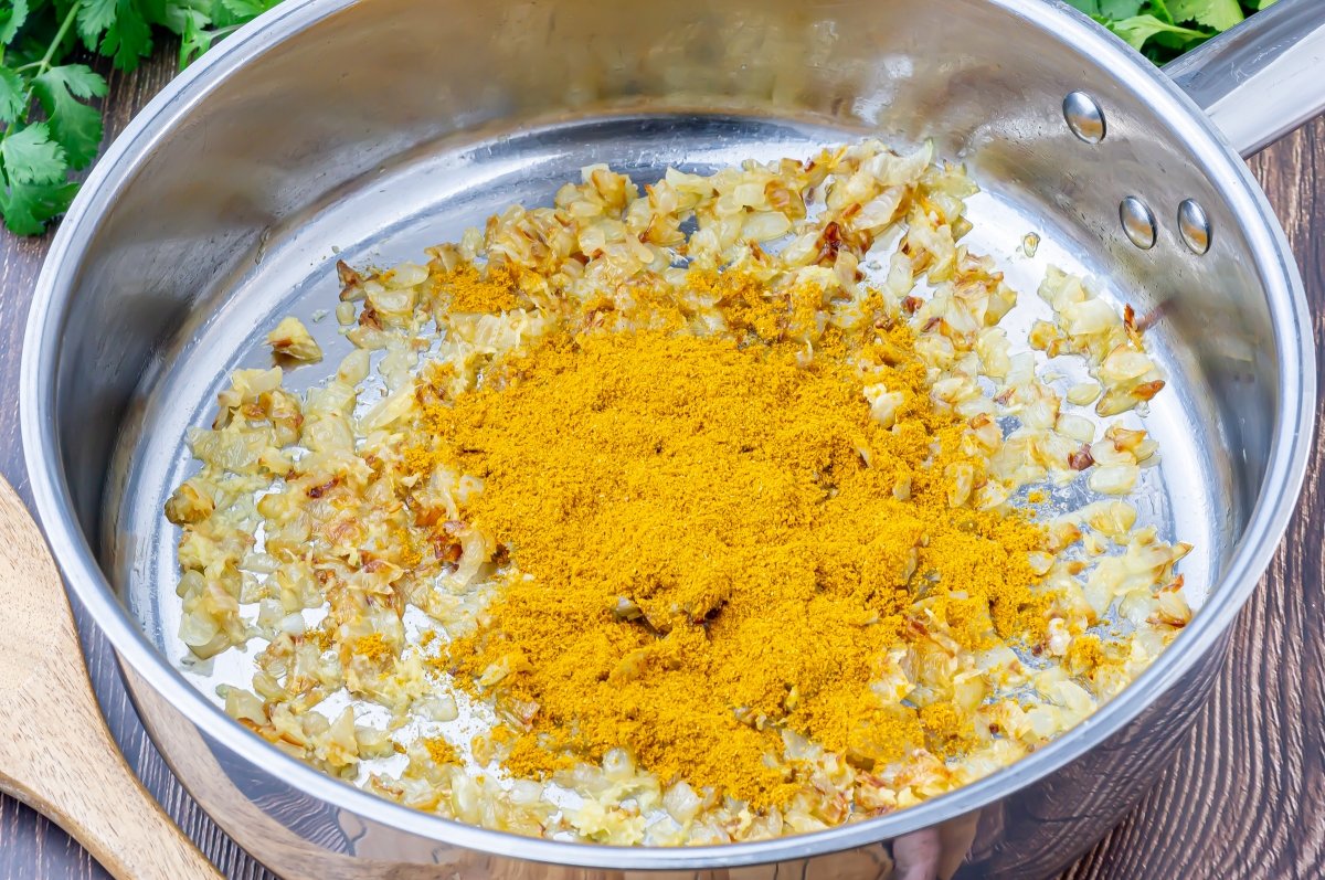 Incorporar el curry al sofrito de cebolla