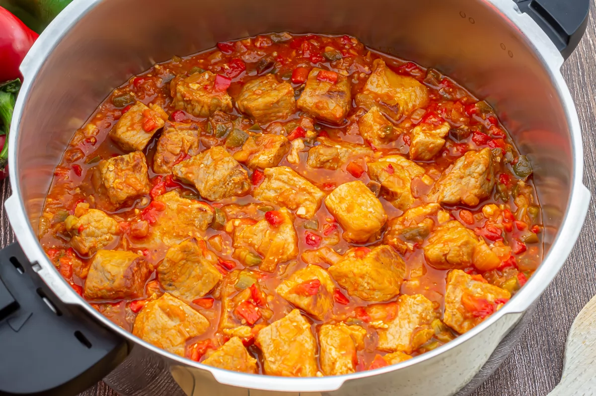 Magro de cerdo al chilindrón 11 Incorporar el jamón al magro de cerdo al chilindrón