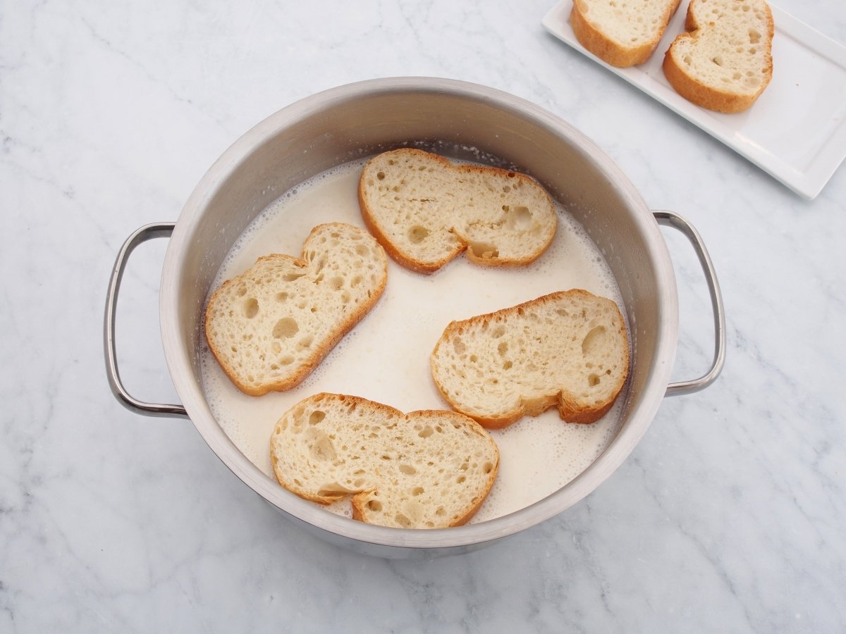 Incorporar el pan duro para la sopa de almendras