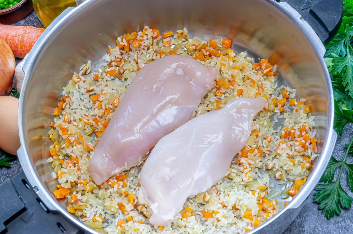 Incorporar el pollo a la sopa de arroz