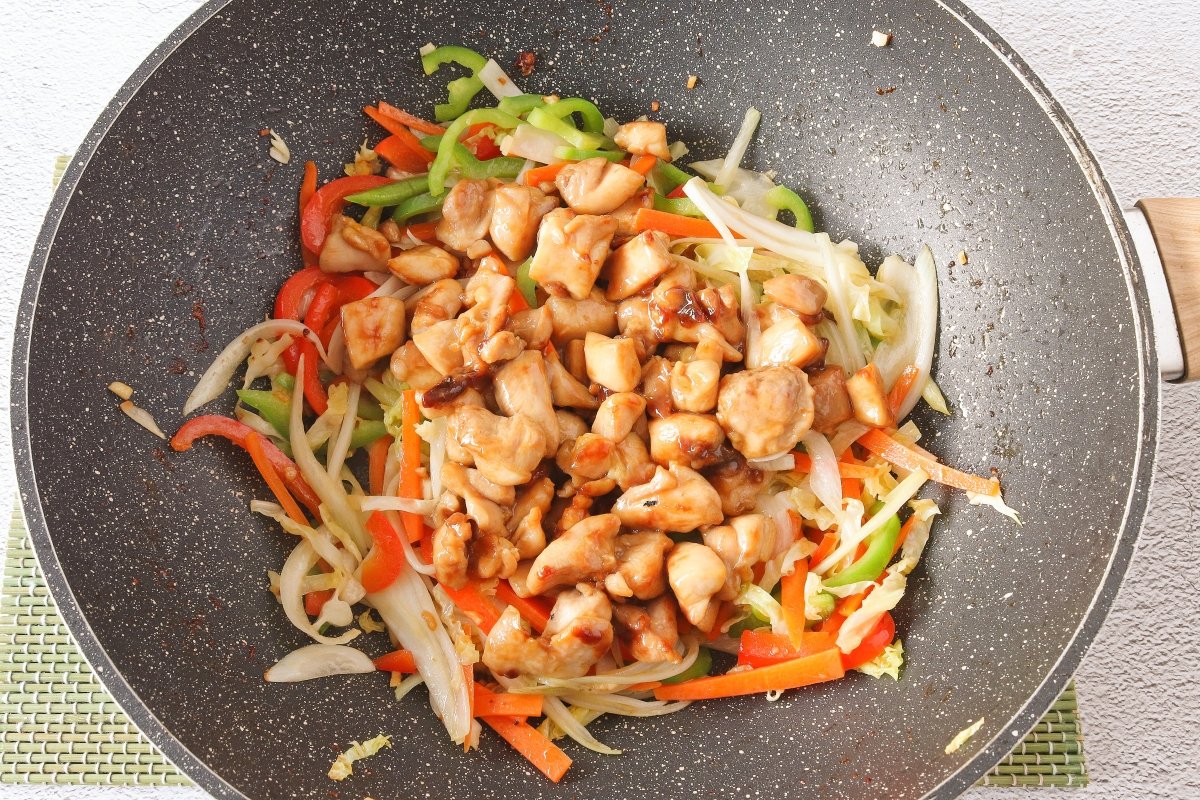 Incorporar el pollo al chow mein