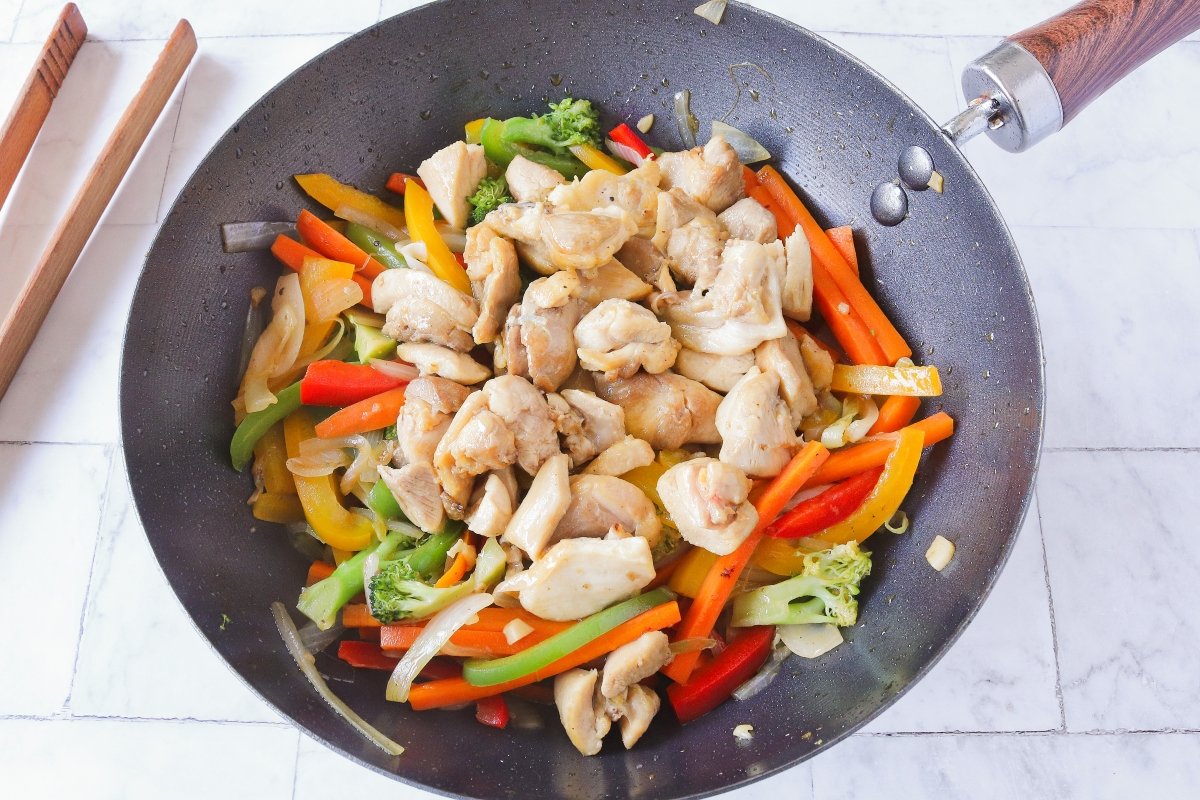 Incorporar el pollo en el wok para el chop suey
