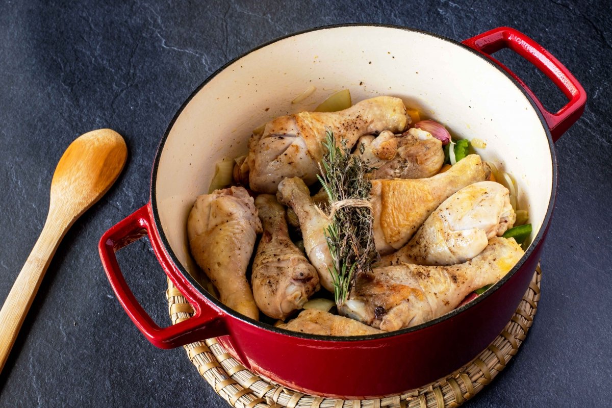 Incorporar el pollo y el atadillo de hierbas a la cazuela para hacer el estofado de pollo con patata