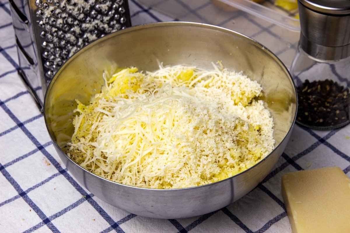 Incorporar el queso a la mezcla de croquetas de patata