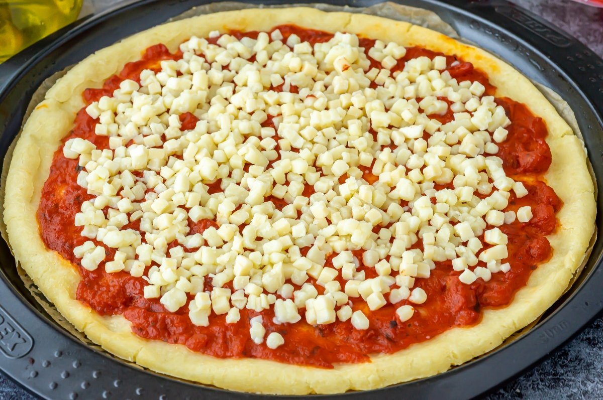 Incorporar el queso a la pizza sin gluten
