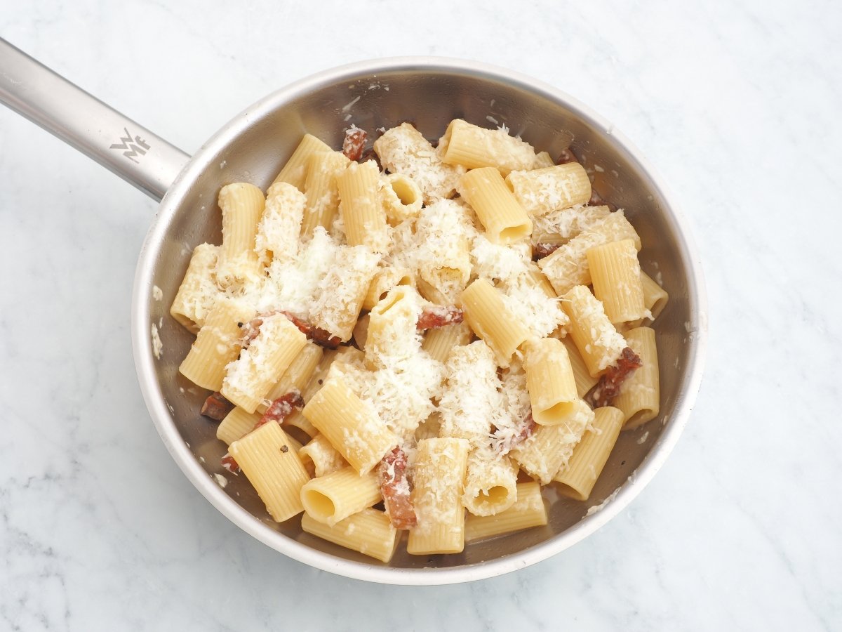 Incorporar el queso pecorino