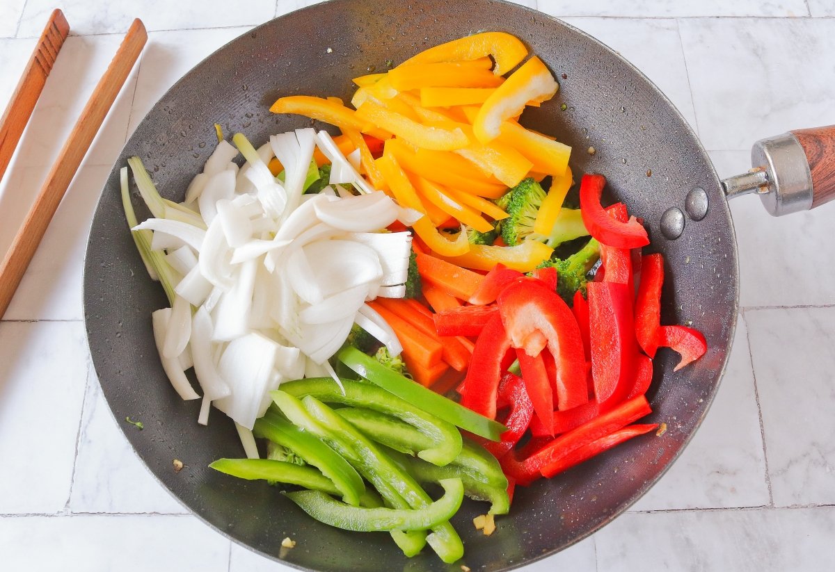 Incorporar el resto de las verduras al wok para el chop suey