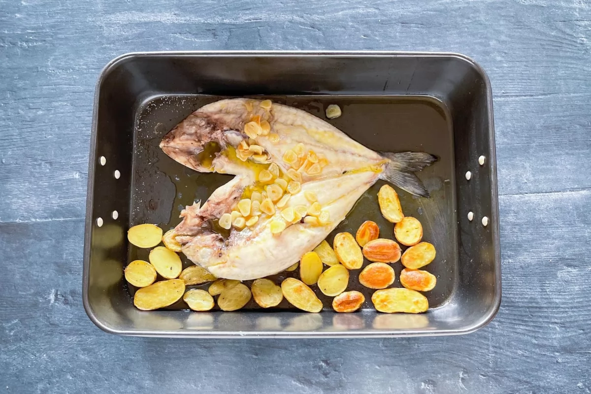 Dorada a la espalda 6 Incorporar el sofrito por encima de la dorada *