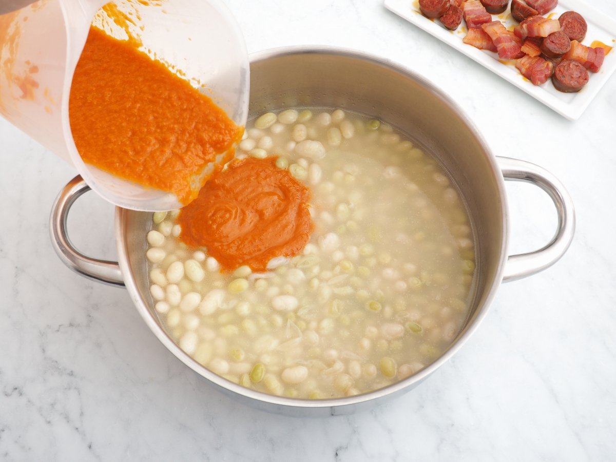 Incorporar el sofrito triturado a la cazuela de las pochas