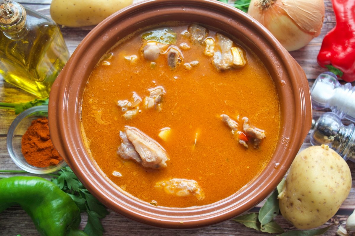 Incorporar el tomate a las verduras pochadas