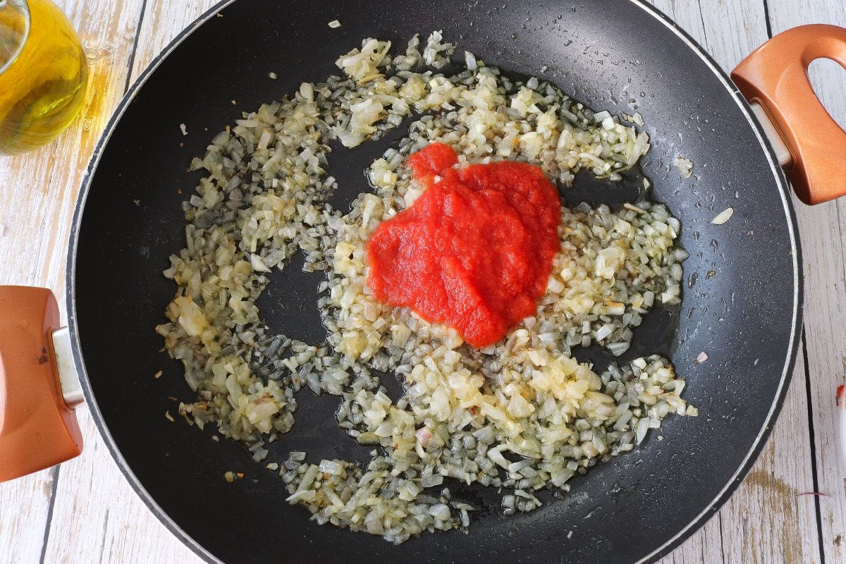 Incorporar el tomate frito al sofrito