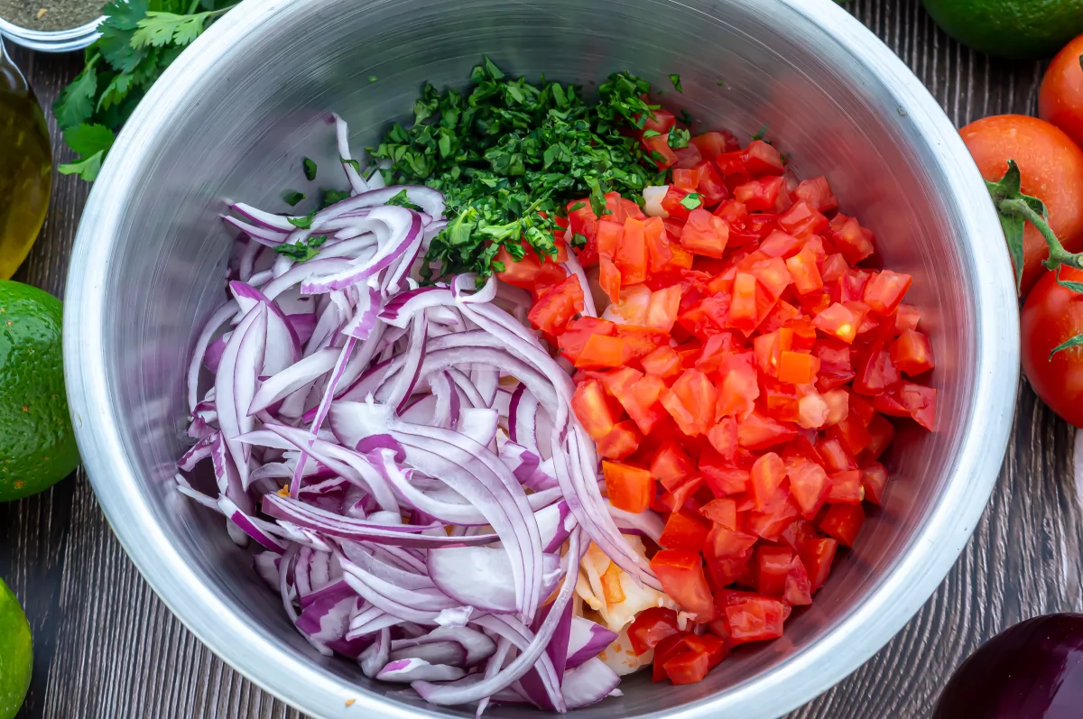 Ceviche de camarón 6 Incorporar el tomate, la cebolla y el cilantro al ceviche