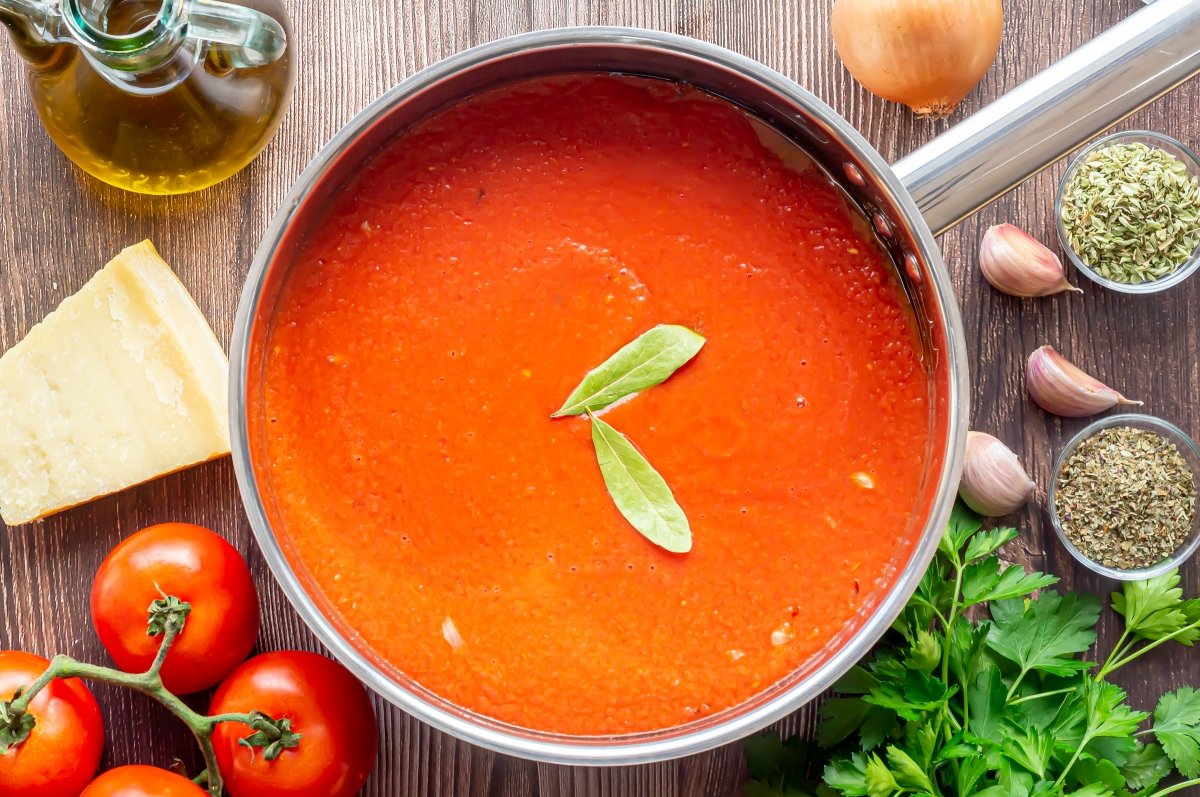 Incorporar el tomate triturado a la sartén