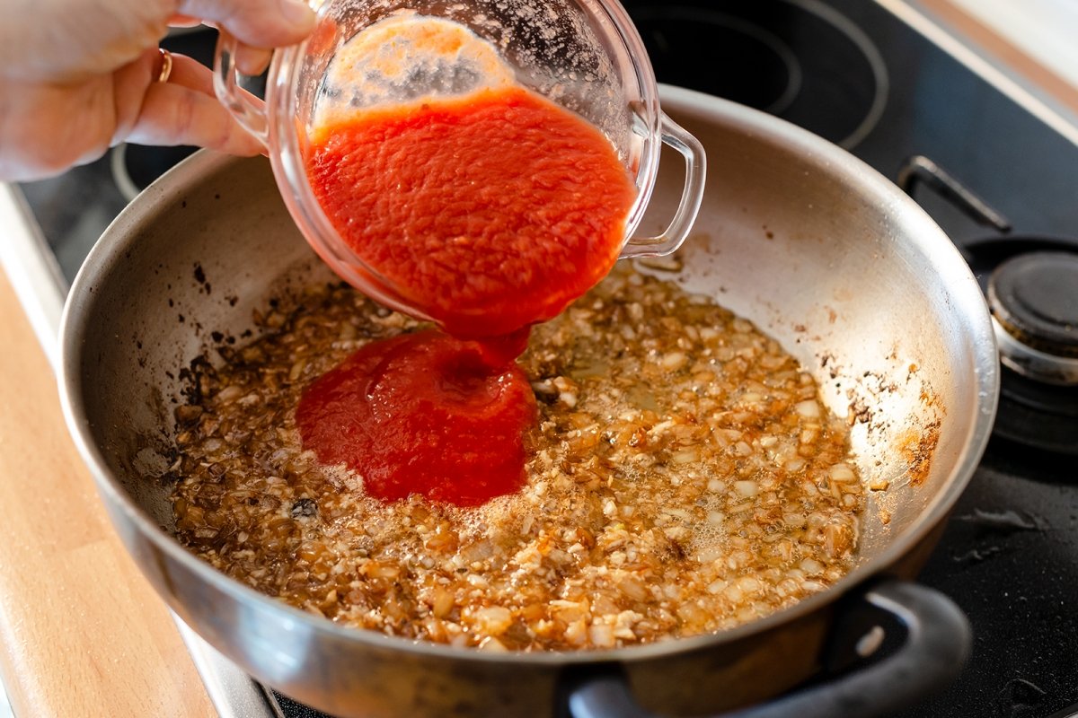 Incorporar el tomate triturado al compuesto