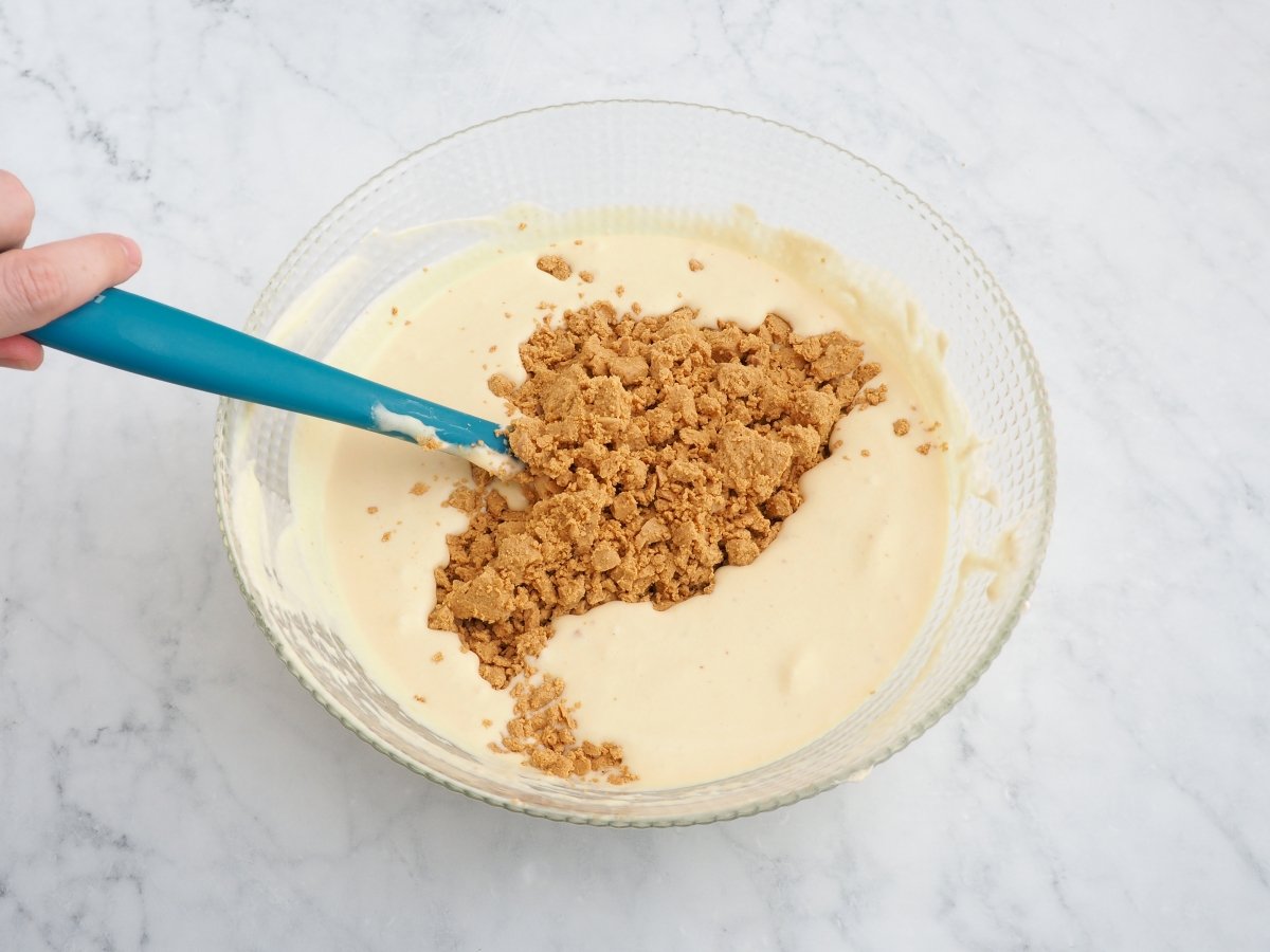 Incorporar el turrón desmenuzado