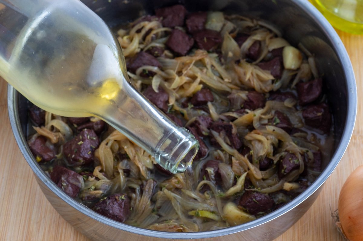 Incorporar el vino a la sangre encebollada