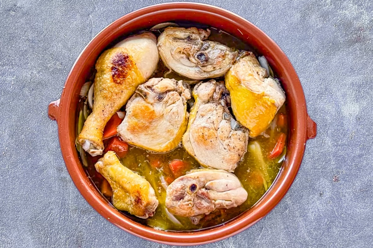Pollo en salsa de la abuela 6 Incorporar el vino blanco y evaporar el alcohol durante 5 minutos *