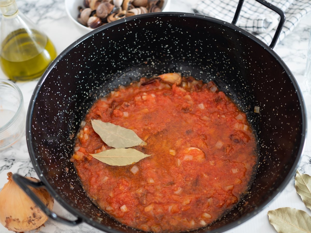 Incorporar el vino blanco y las hojas de laurel para los caracoles picantes