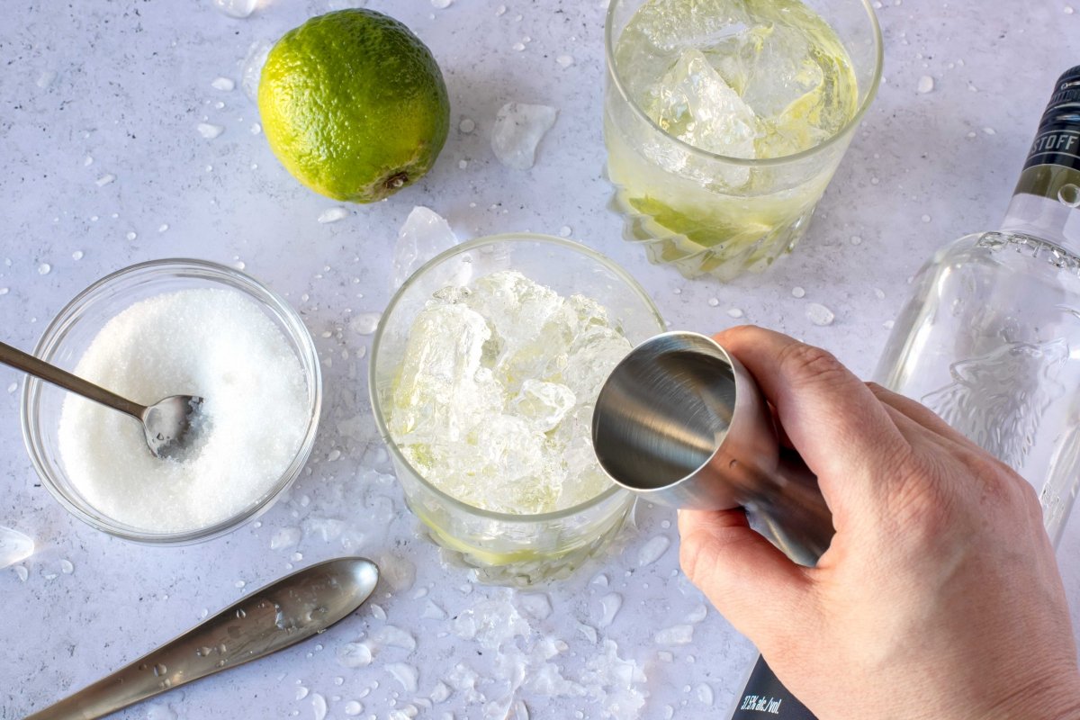 Incorporar el vodka al cóctel caipiroska