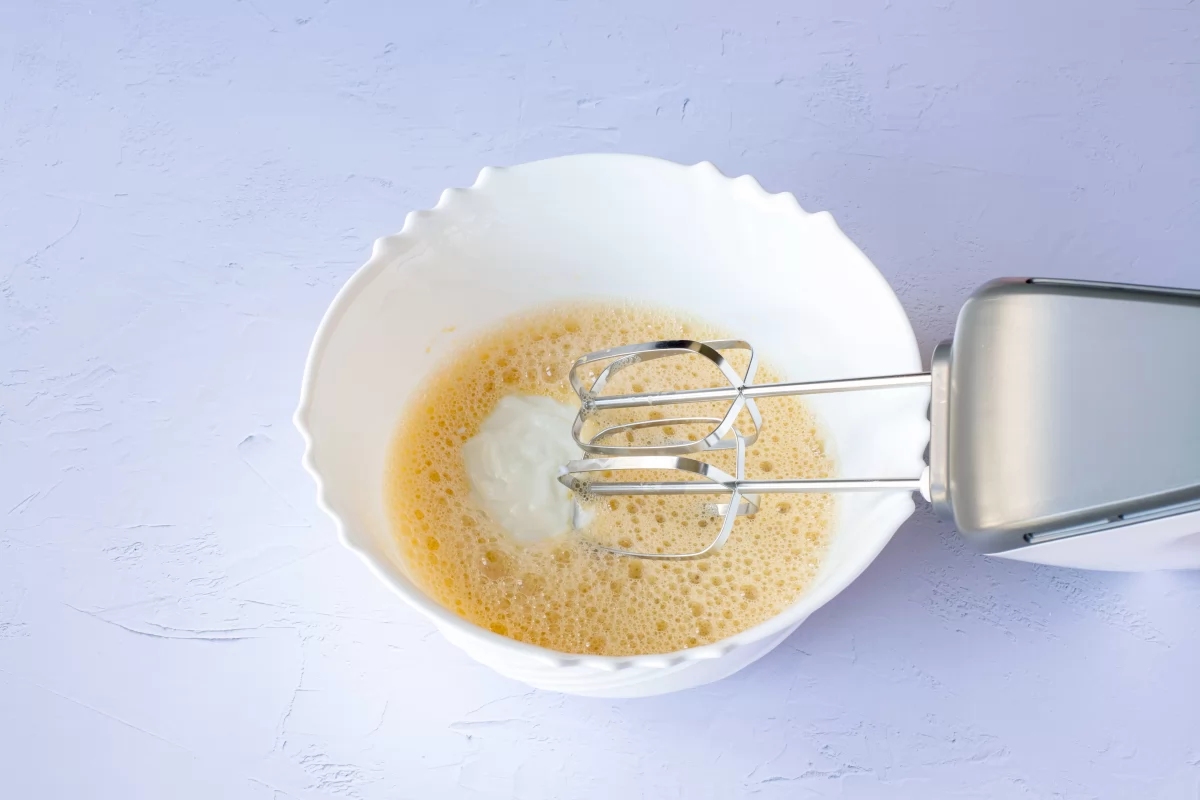 Incorporar el yogur a la masa de las magdalenas sin azúcar