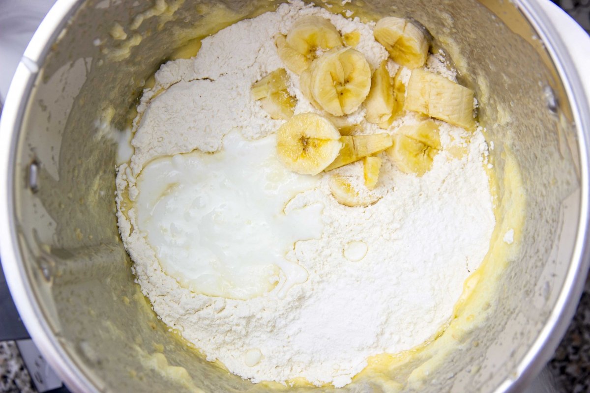 Incorporar huevos y añadir los demás ingredientes para la masa del plum-cake de plátano