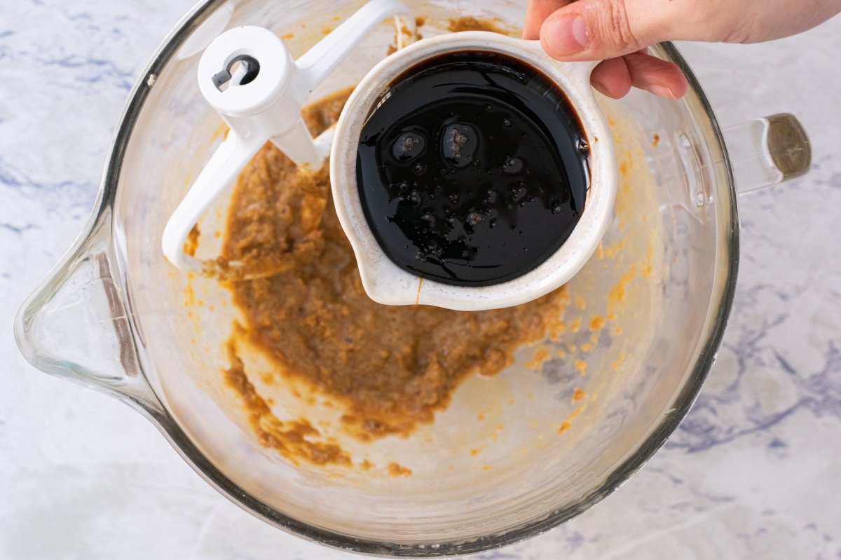 Incorporar ingredientes de la masa de las galletas de jengibre al bol y mezclar