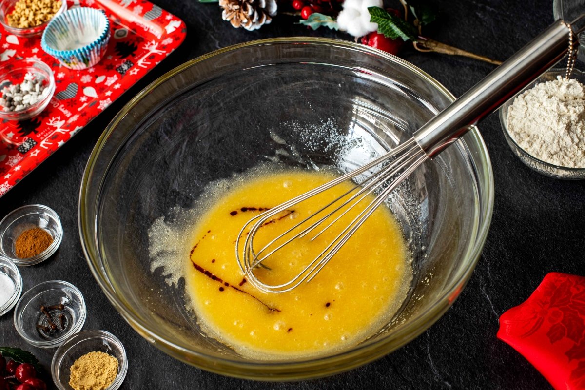 Incorporar la buttermilk y la esencia de vainilla a la masa de los cupcakes navideños