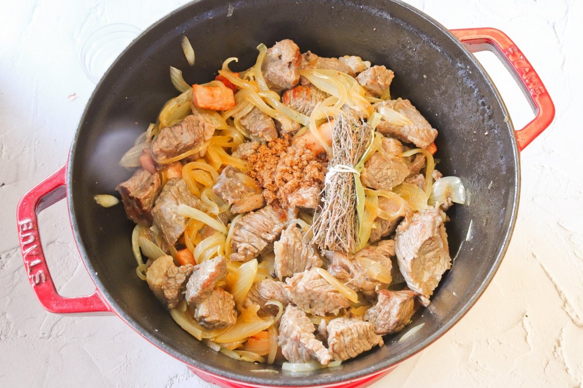 Incorporar la carne a la olla para la carbonade flamande
