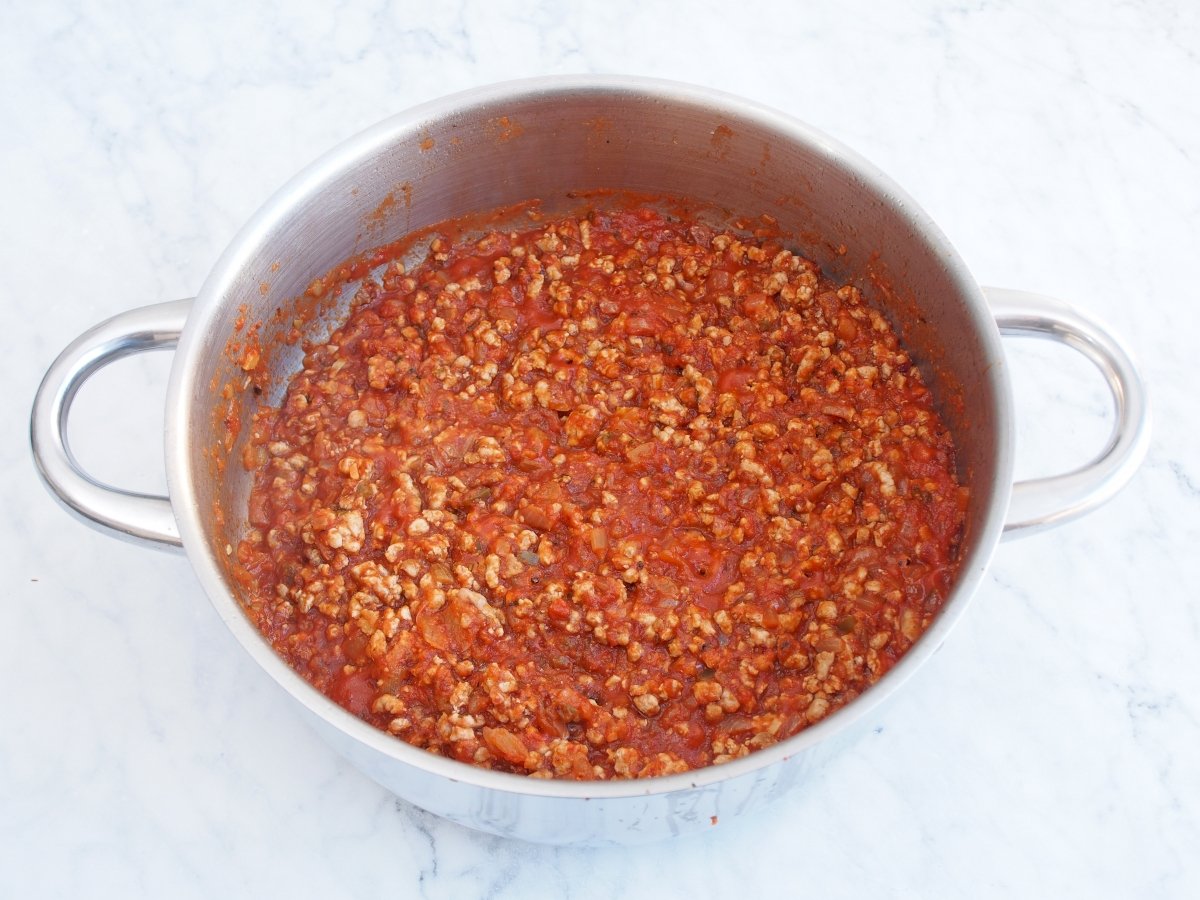 Incorporar la carne picada a la salsa del chili con carne