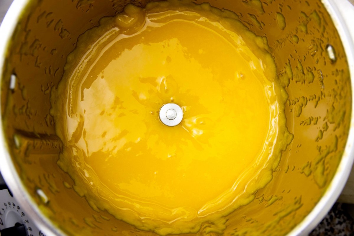 Incorporar la gelatina al puré de mango