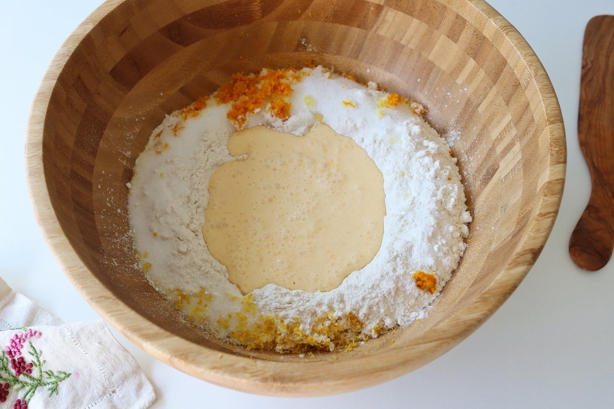 Incorporar la harina a la masa de las rosquillas de naranja