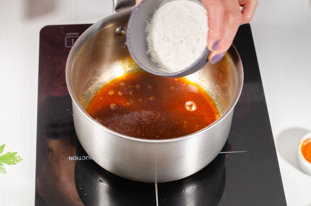 Incorporar la harina de garbanzo para espesar la salsa brava