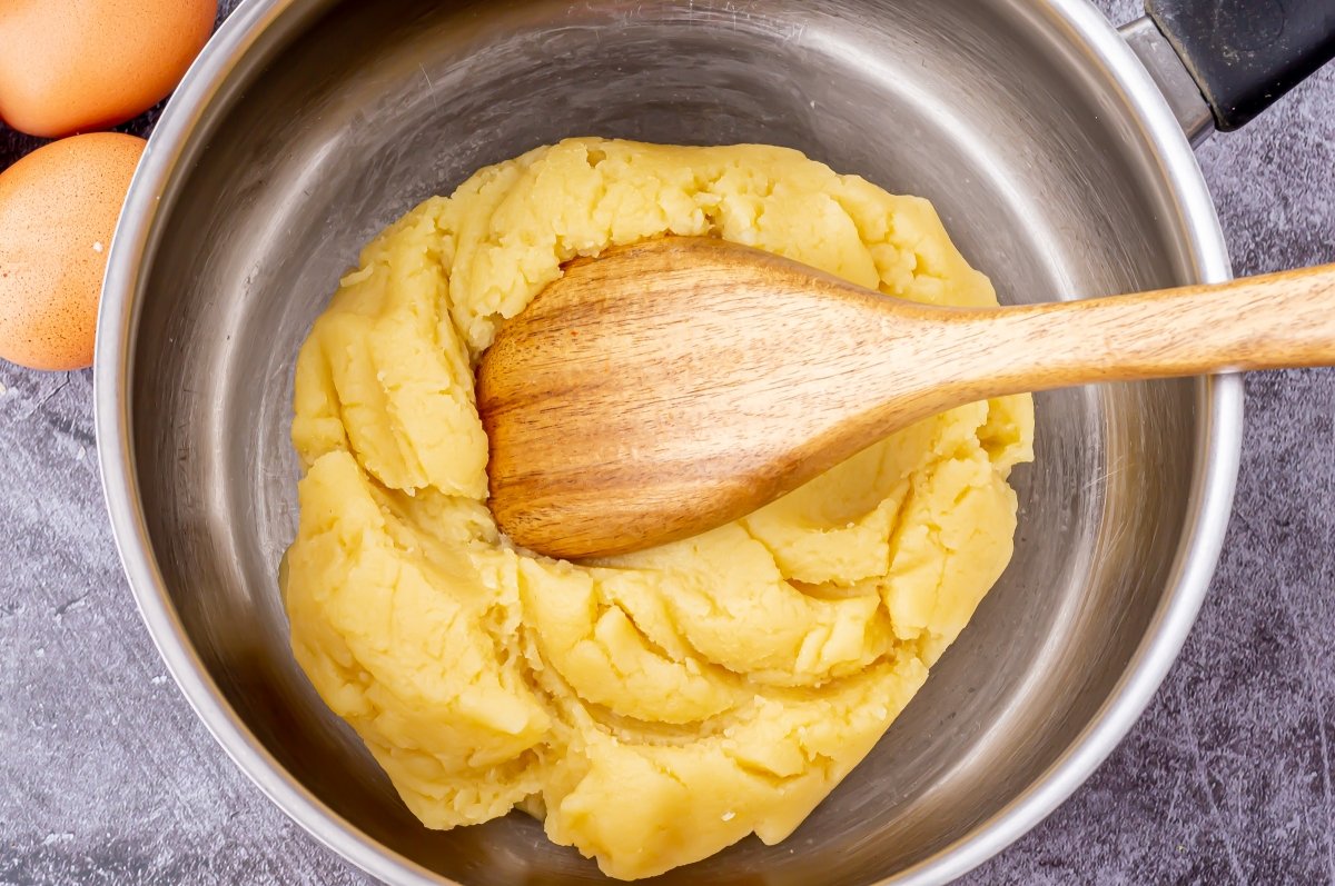 Add the flour from the karpatka choux pastry