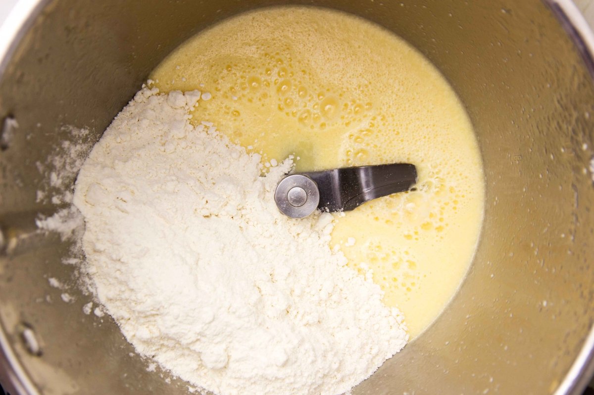 Incorporar la harina para hacer la masa de los bollos de mantequilla de Bilbao