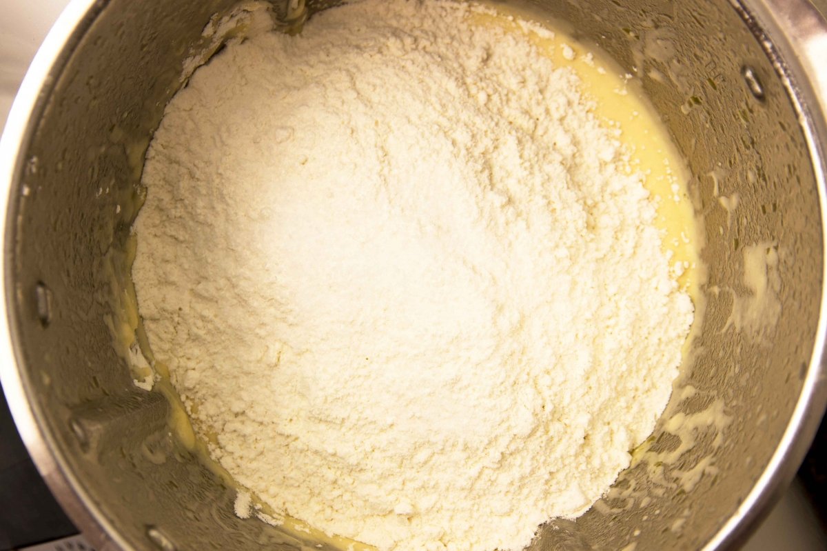 Incorporar la harina y amasar para hacer el pan Challah