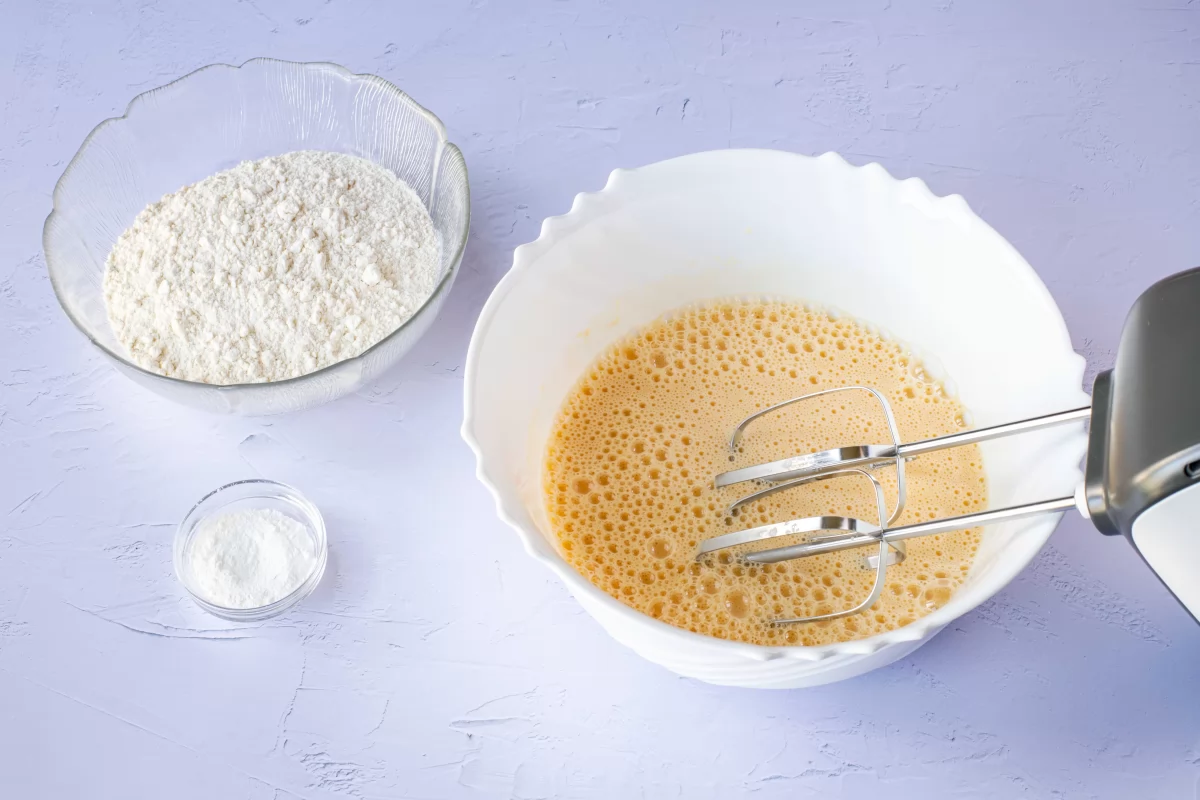 Incorporar la harina y el impulsor para hacer las magdalenas sin azúcar