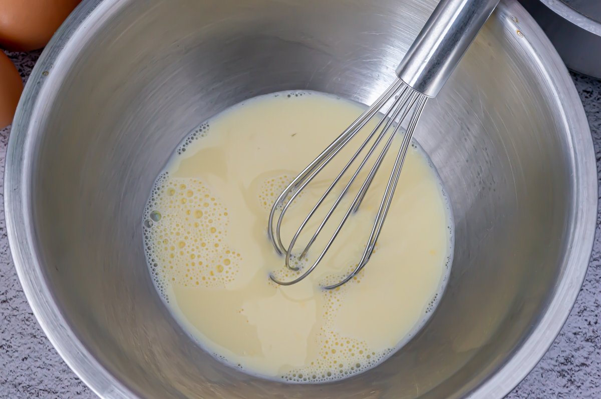 Incorporar la leche a la mezcla de yema