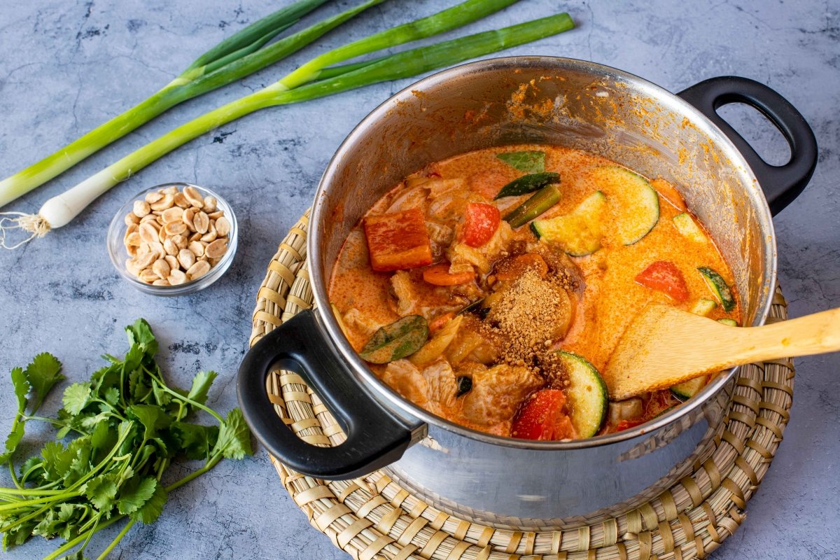 Incorporar la lima kaffir y la panela al curry rojo de verduras y pollo