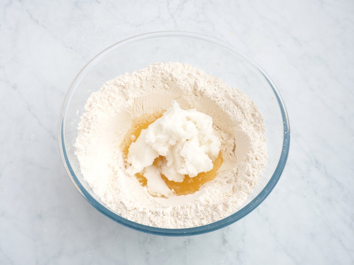 Incorporar la manteca de cerdo y los líquidos