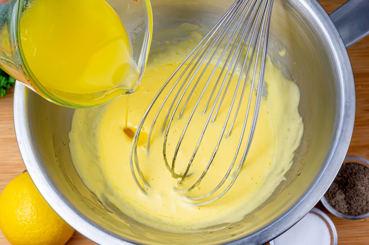 Incorporar la mantequilla clarificada a la salsa holandesa