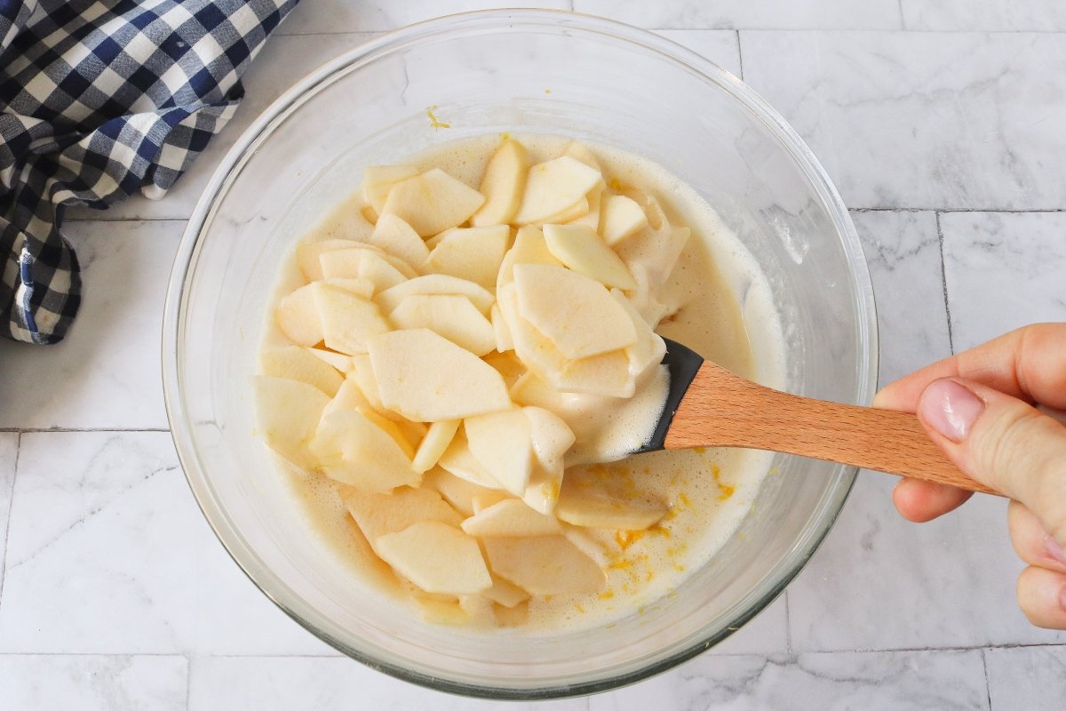 Incorporar la manzana a la masa de la tarta en freidora de aire